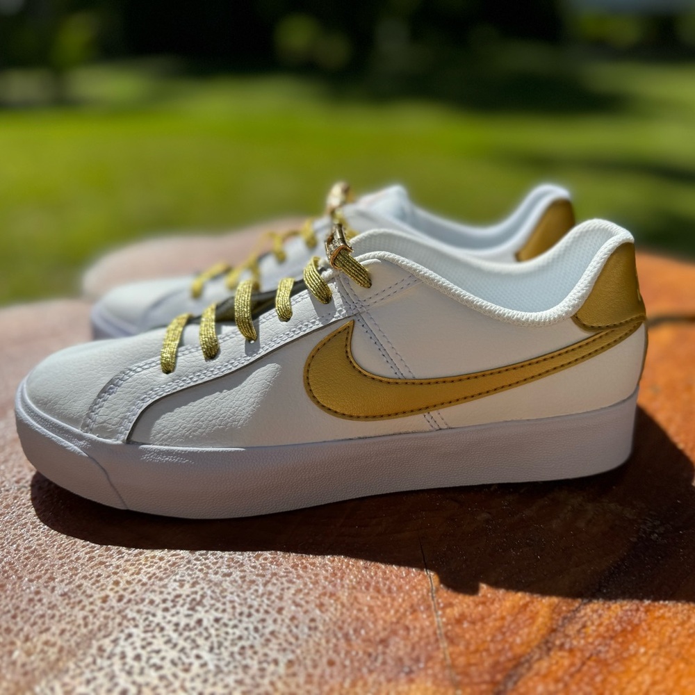 White Nike Sneakers gold check, size 7 shoes